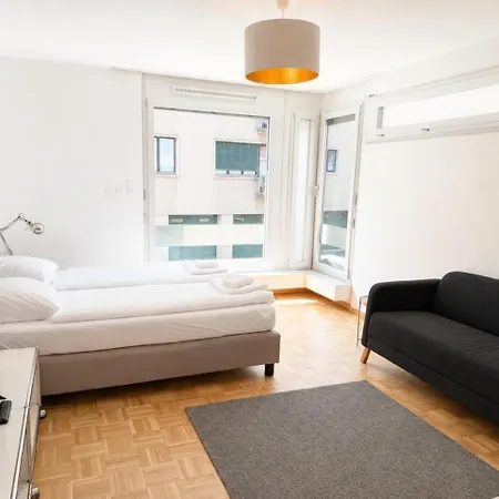 Apartment Stylish At Excellent Location - Art 1 *